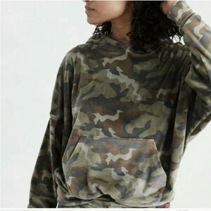 AE American Eagle Olive Green Velour Camo Cropped Pullover Hoodie | Size Large